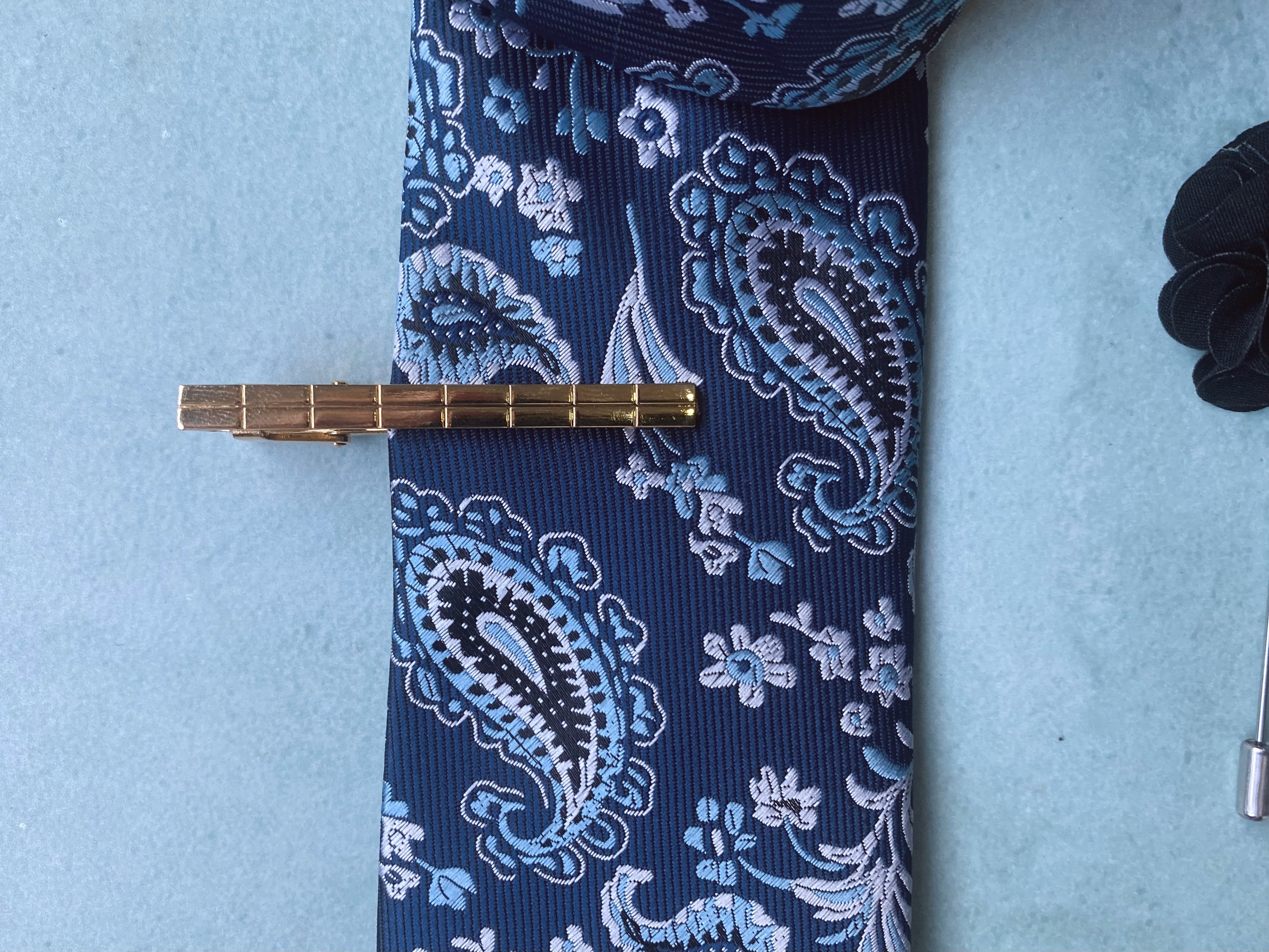 BLUE FLORAL PAISLY SILK FINNISH TIE