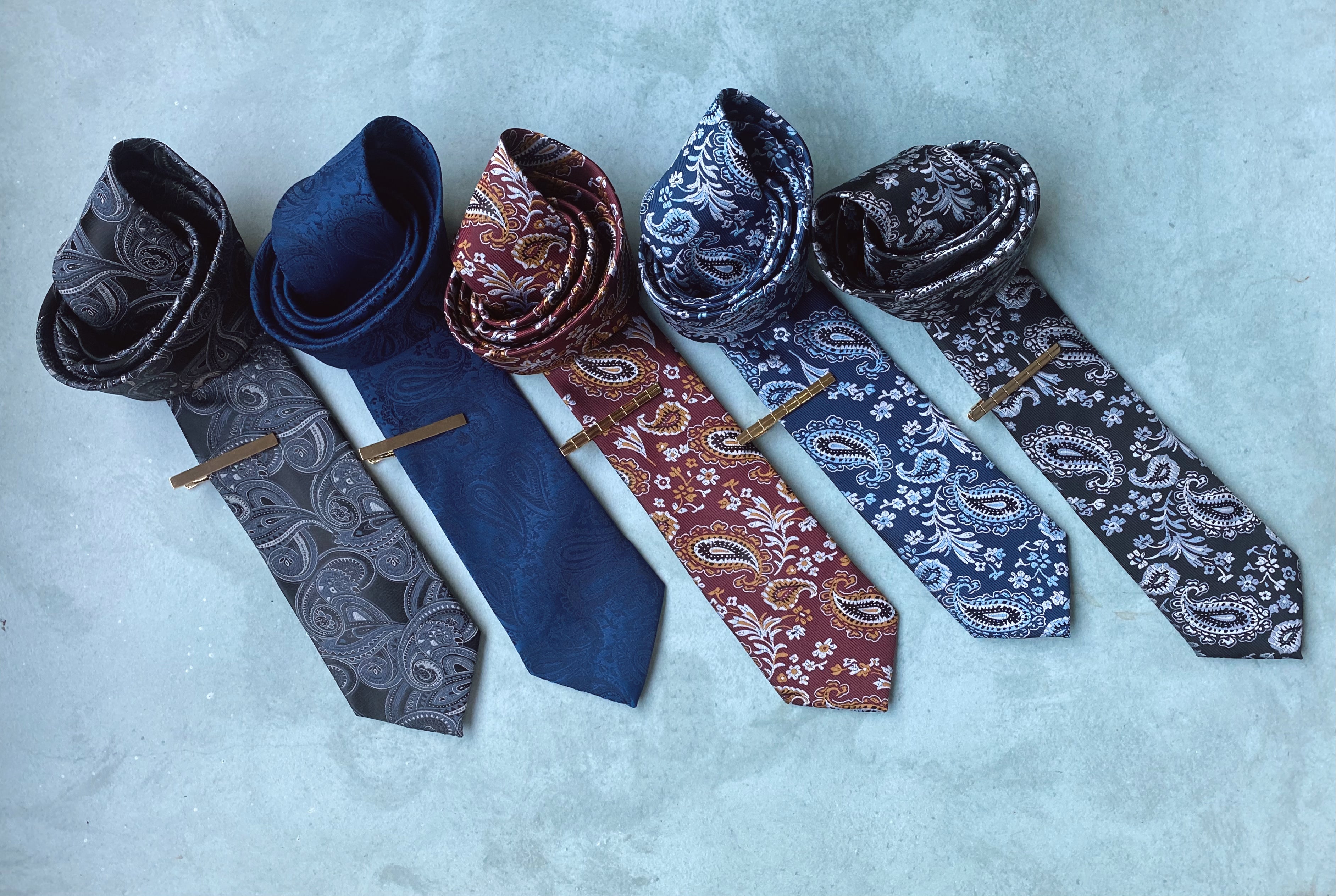 BLUE FLORAL PAISLY SILK FINNISH TIE