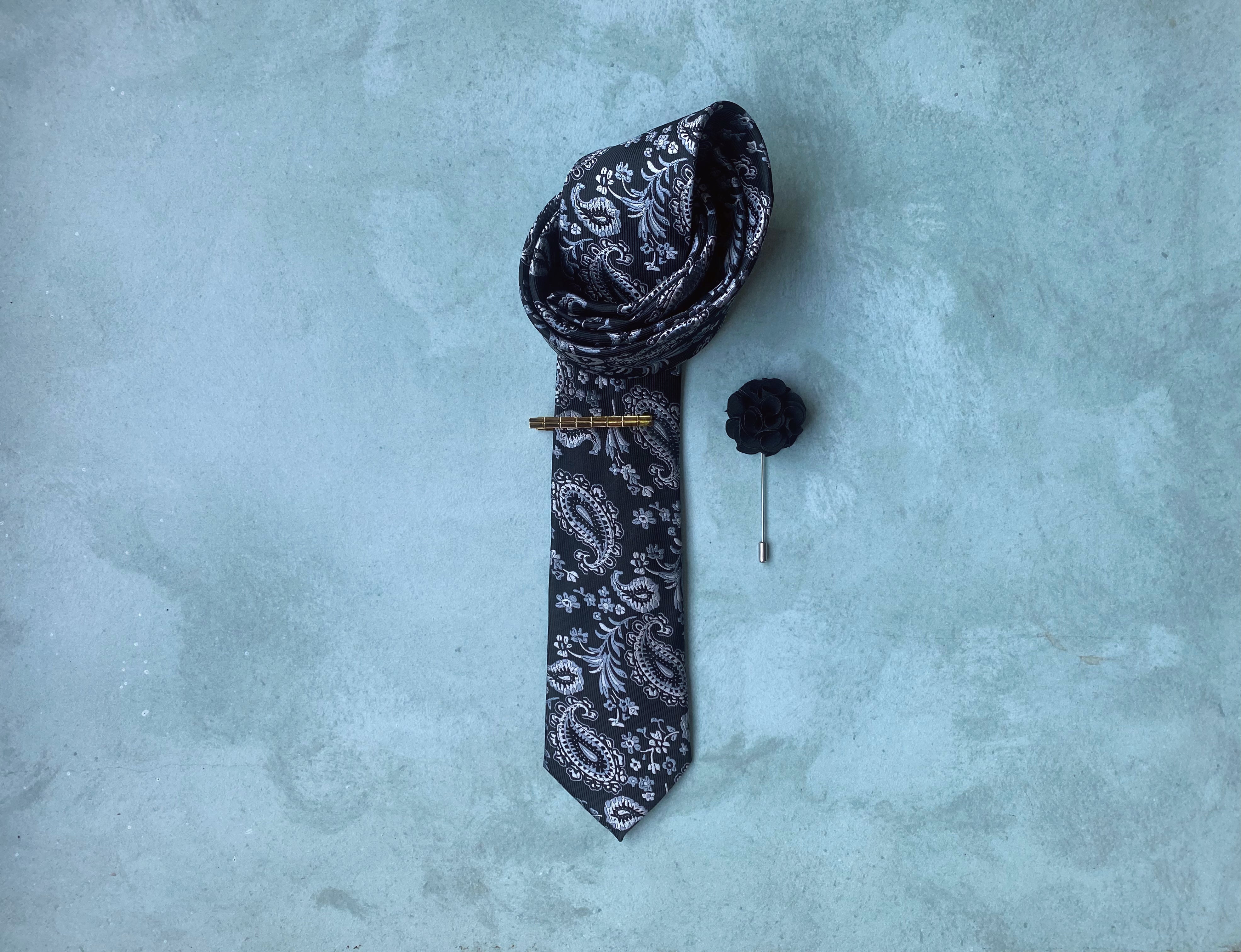 BLACK FLORAL PAISLY SILK FINNISH TIE