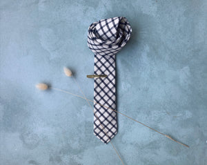 NAVY GEOMETRIC THIN STRIPED WOOL TIE