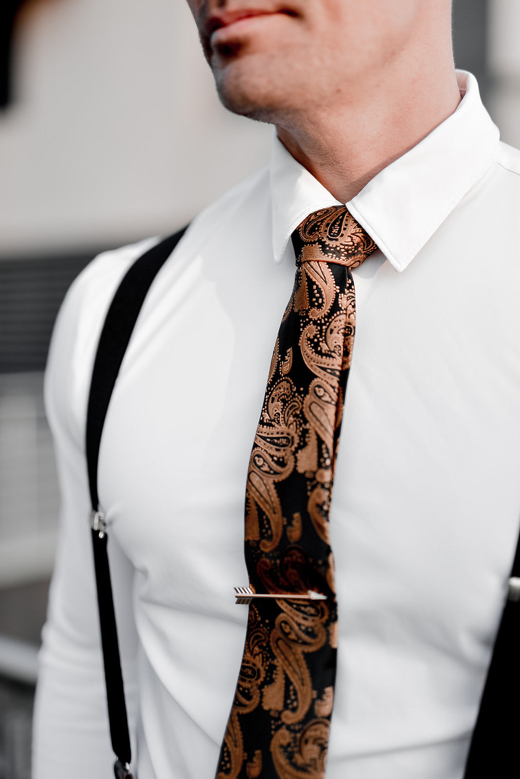 GOLD AND BLACK PAISLY SILK FINNISH TIE